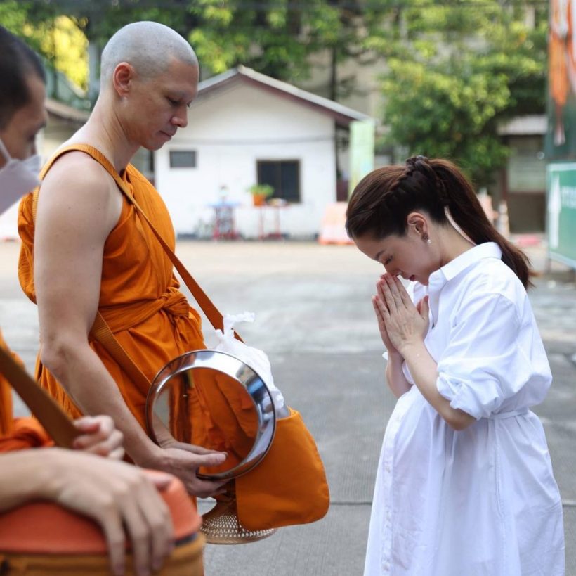 เปิดภาพประทับใจ ลิเดีย อุ้มท้องใส่บาตรพระแมทธิว