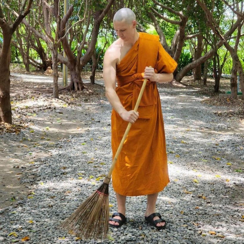 เปิดภาพประทับใจ ลิเดีย อุ้มท้องใส่บาตรพระแมทธิว