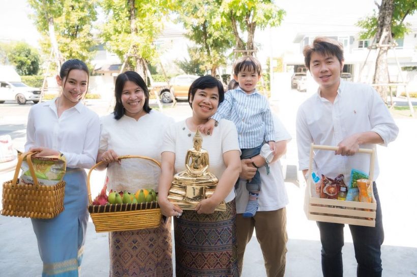 สวยโสดรวยมาก! นางเอกขวัญใจรวมตัวคนสนิท ทำบุญบ้านหลังใหม่อลังการสุดๆ