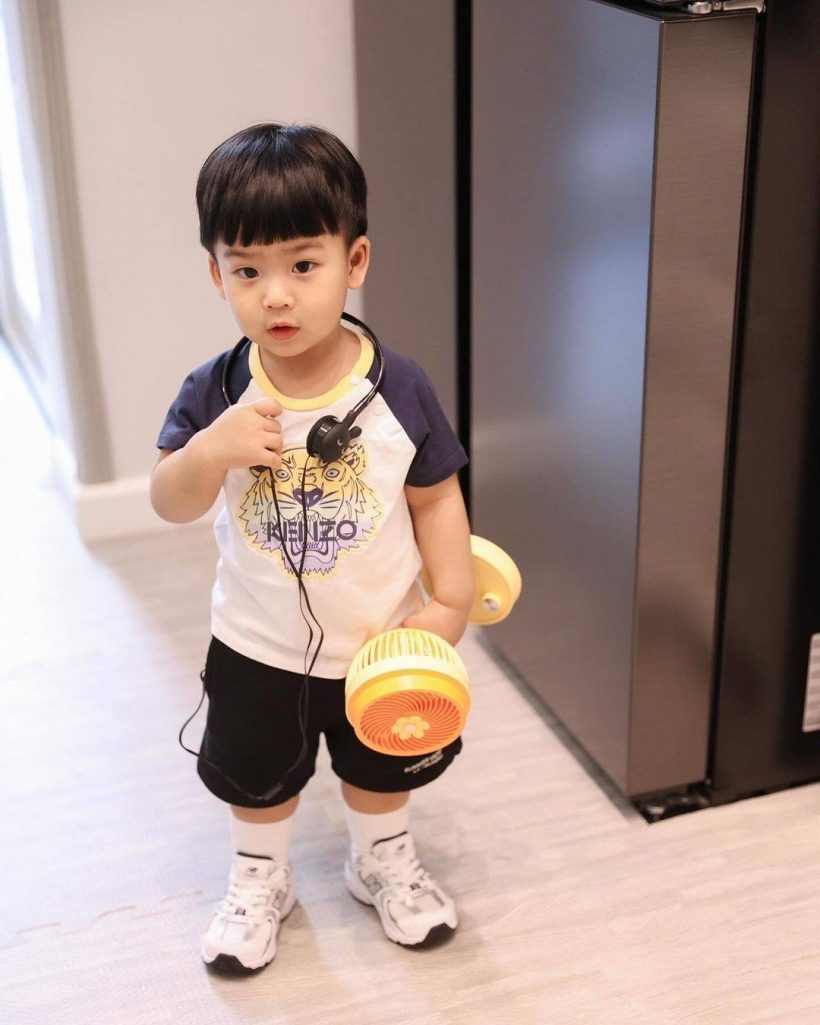 น่าร๊ากก “น้องพีร์เจ” ลูกพ่อพุฒแม่จุ๋ย แปลงโฉมเป็นดีเจตัวน้อย หล่อเท่ห์สุดๆ