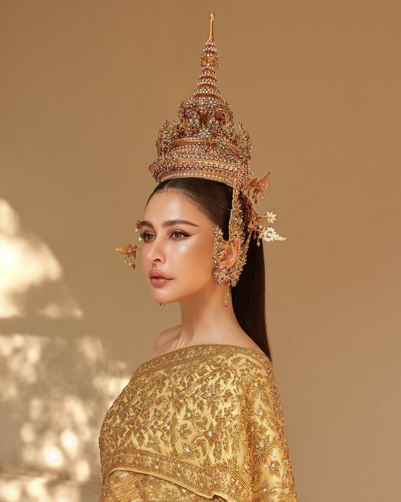 ไม่รู้จะเอ่ยคำไหน! ศรีริต้า เเต่งชุดไทยสีทองอร่าม ภาพนี้งดงามจริงๆ