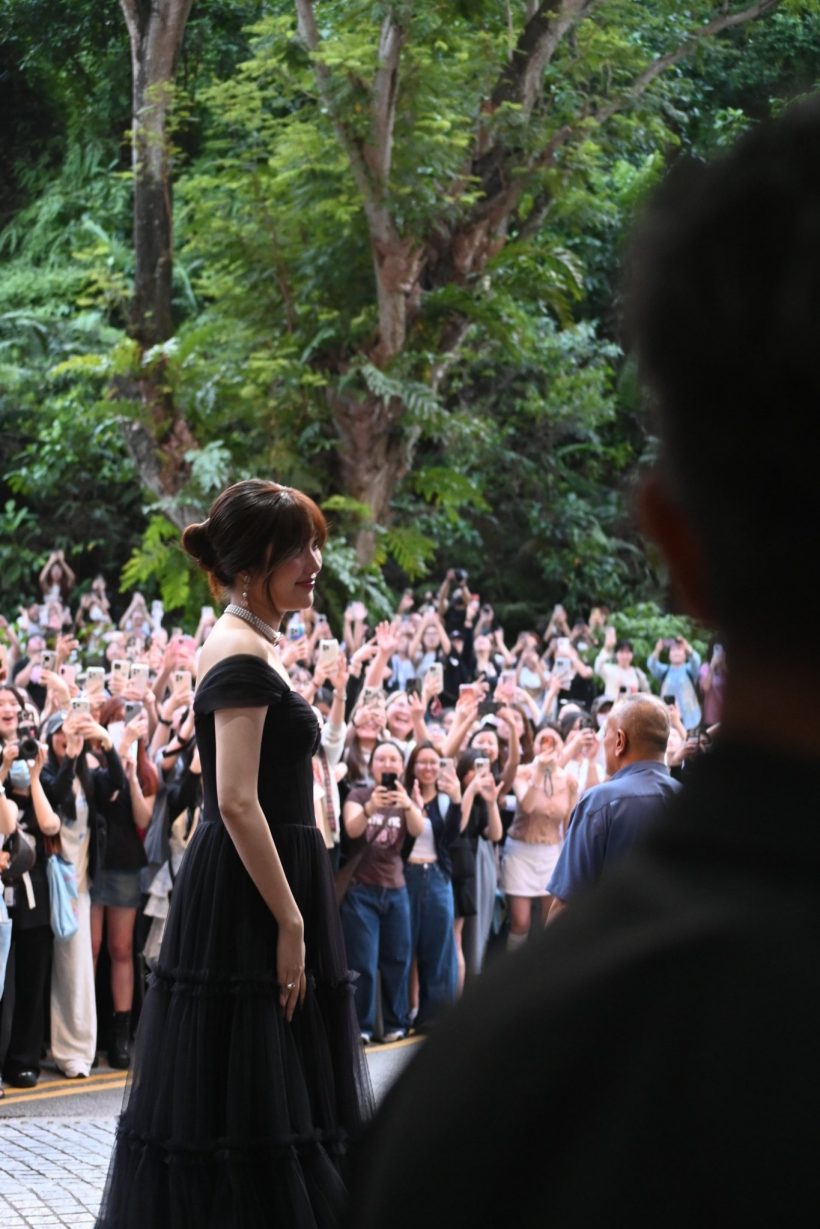 นางเอกสาว บุกสิงคโปร์ ห้างแทบแตกแฟนคลับแห่ต้อนรับแน่น!