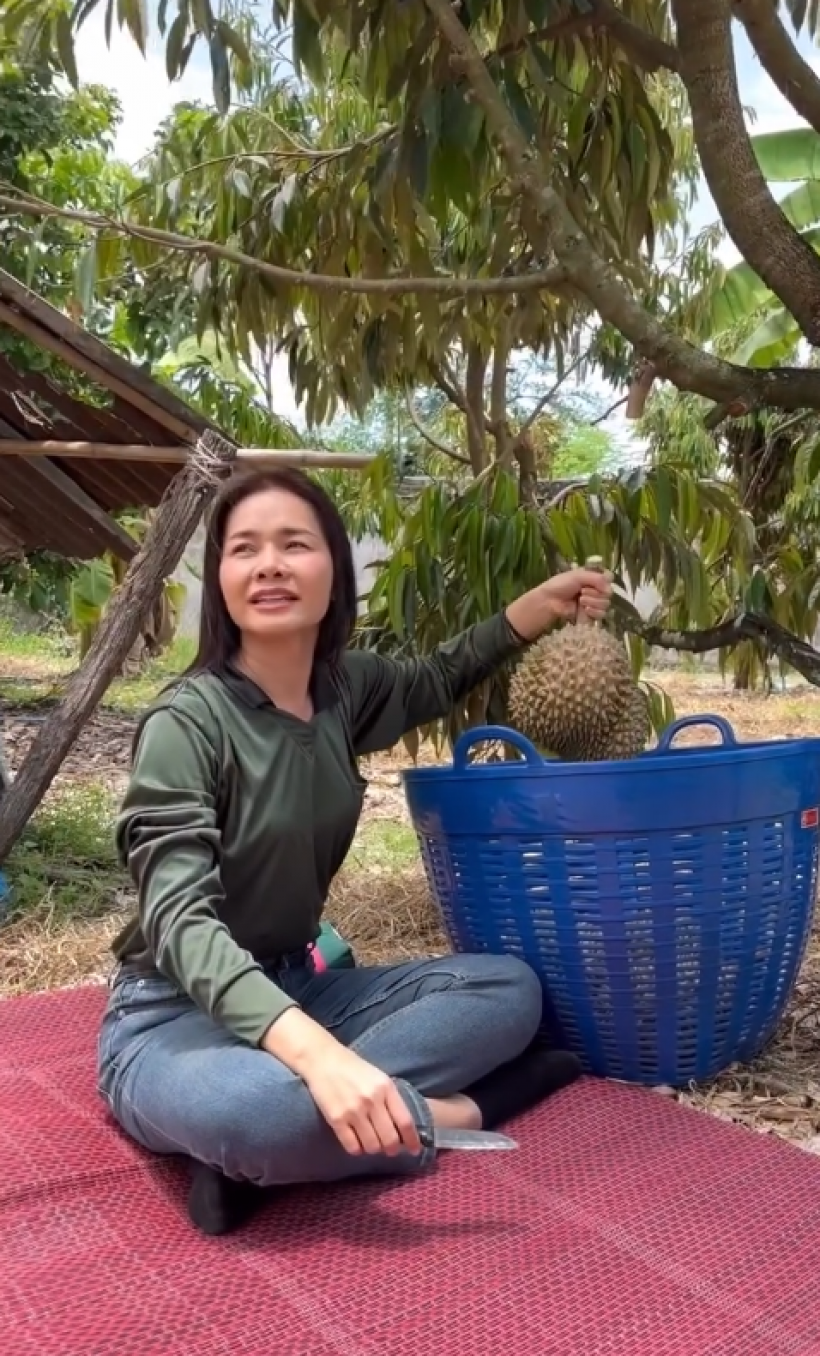 ต่าย อรทัย ออร่าพุ่ง สมมงเจ้าของสวนทุเรียนที่สวยที่สุด