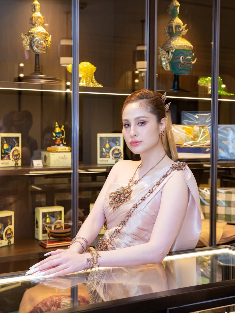 สวยสะกดดุจเทพปั้น ขวัญ อุษามณี เฉิดฉายในชุดไทยจักรี