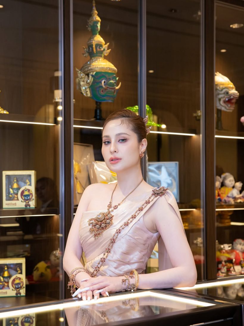 สวยสะกดดุจเทพปั้น ขวัญ อุษามณี เฉิดฉายในชุดไทยจักรี