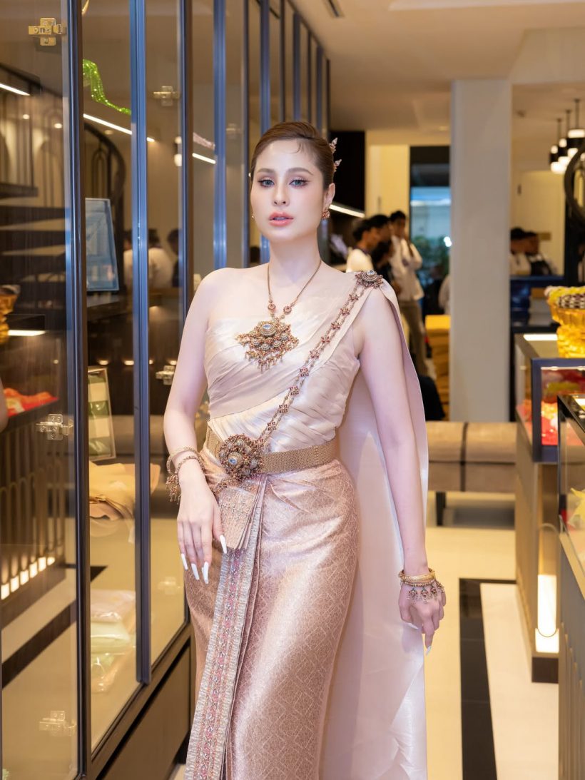 สวยสะกดดุจเทพปั้น ขวัญ อุษามณี เฉิดฉายในชุดไทยจักรี