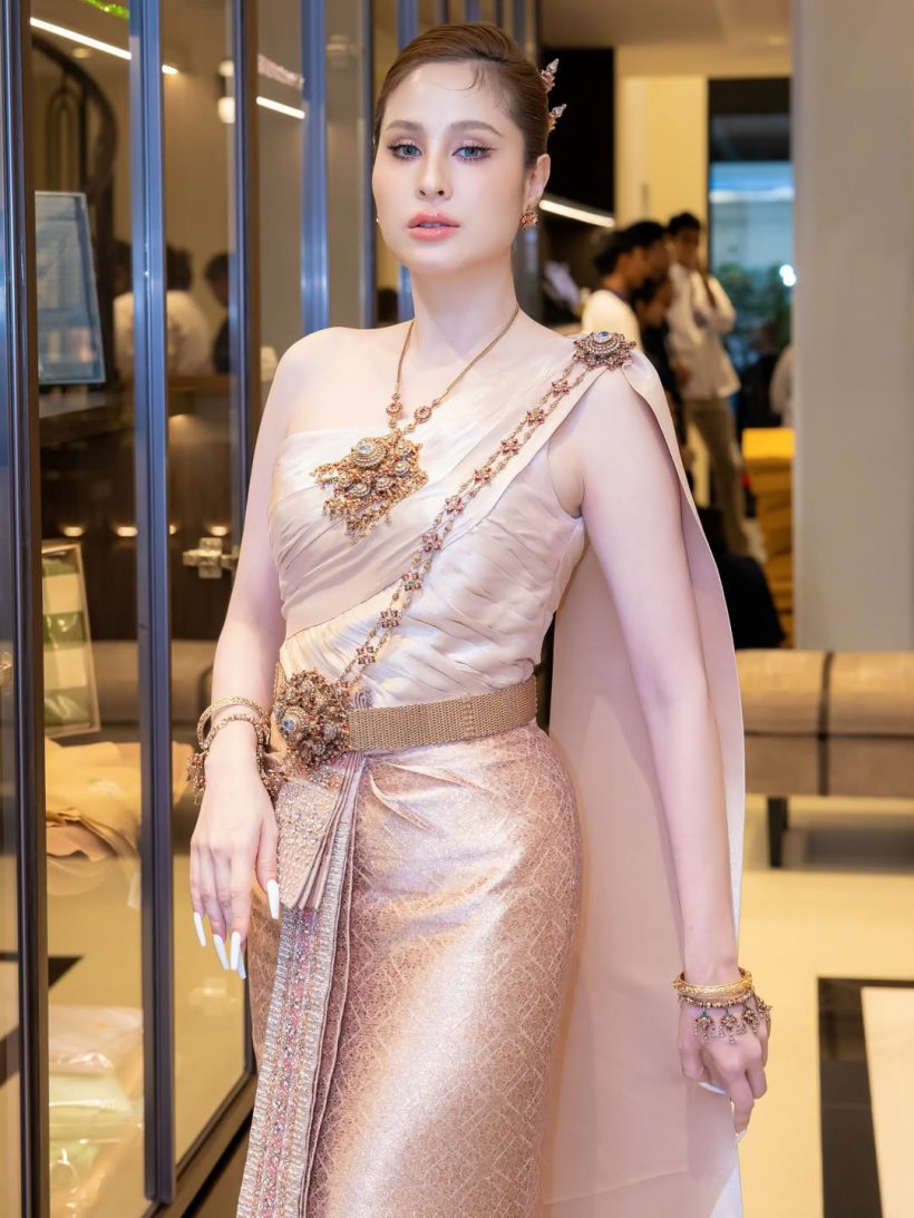 สวยสะกดดุจเทพปั้น ขวัญ อุษามณี เฉิดฉายในชุดไทยจักรี