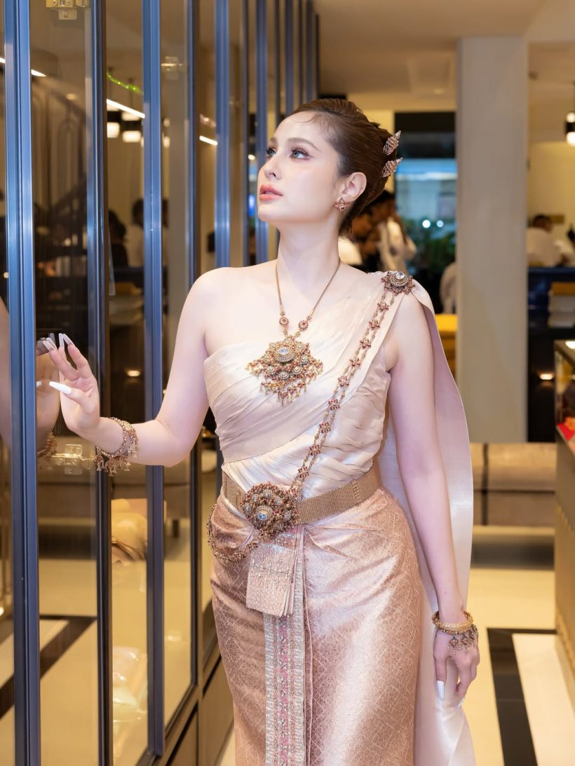 สวยสะกดดุจเทพปั้น ขวัญ อุษามณี เฉิดฉายในชุดไทยจักรี