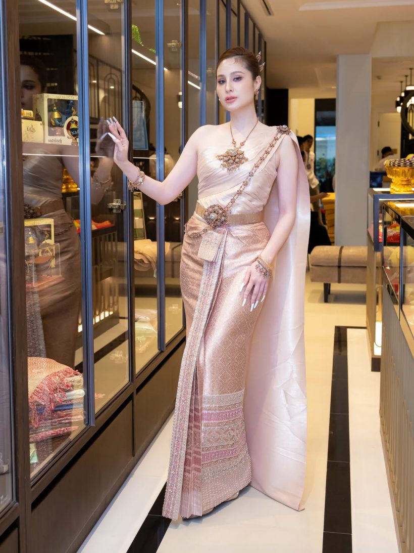 สวยสะกดดุจเทพปั้น ขวัญ อุษามณี เฉิดฉายในชุดไทยจักรี