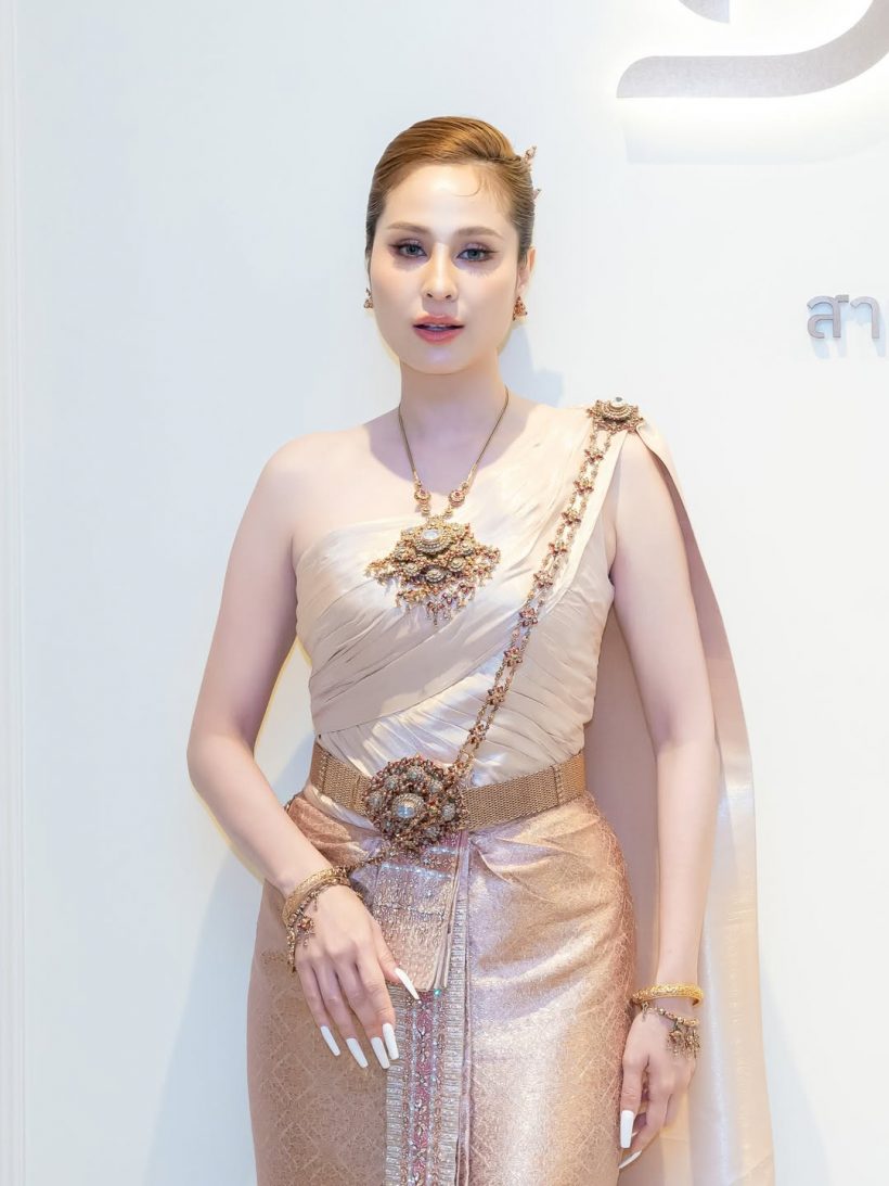 สวยสะกดดุจเทพปั้น ขวัญ อุษามณี เฉิดฉายในชุดไทยจักรี