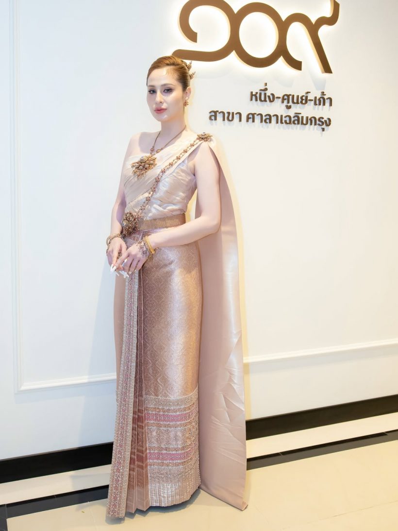 สวยสะกดดุจเทพปั้น ขวัญ อุษามณี เฉิดฉายในชุดไทยจักรี