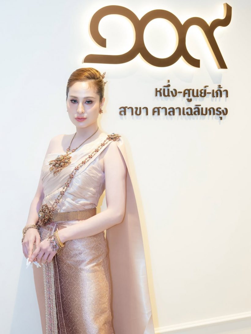สวยสะกดดุจเทพปั้น ขวัญ อุษามณี เฉิดฉายในชุดไทยจักรี