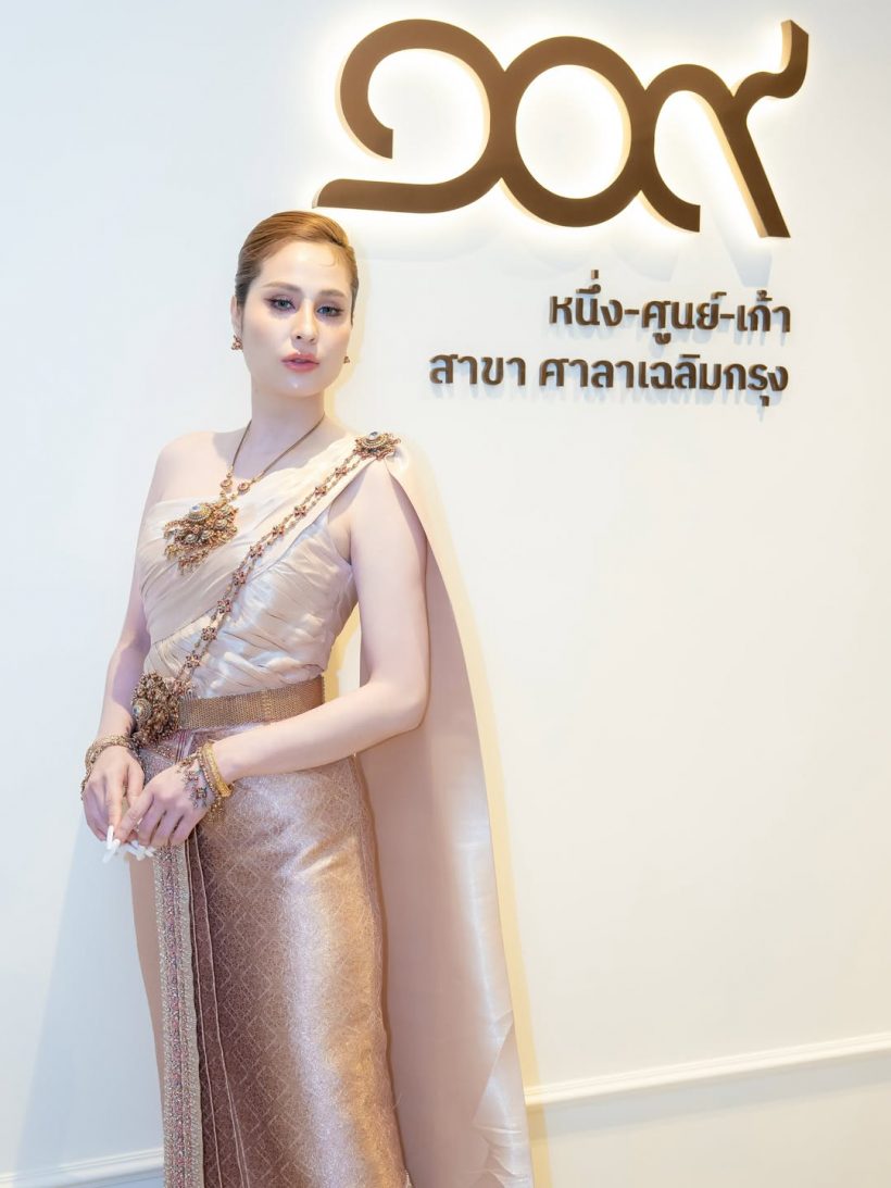 สวยสะกดดุจเทพปั้น ขวัญ อุษามณี เฉิดฉายในชุดไทยจักรี