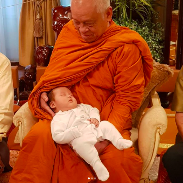 เปิดภาพ กรรไกรทอง พระราชทานที่ “น้องพอล ลูก พ่ออั๋น-แม่จ๋า โกนผมไฟ รับขวัญเป็นสิริมงคล