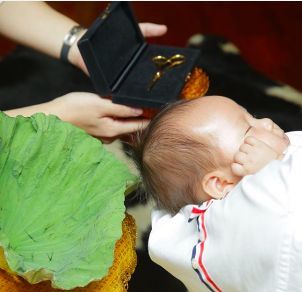 เปิดภาพ กรรไกรทอง พระราชทานที่ “น้องพอล ลูก พ่ออั๋น-แม่จ๋า โกนผมไฟ รับขวัญเป็นสิริมงคล