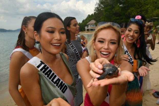 สาวงามมิสยูนิเวิร์ส 2018 เป็นปลื้ม เรียนรู้วิธีทำผัดไทย-ปล่อยเต๋าลงทะเล!