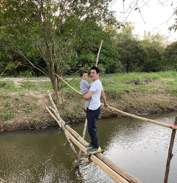 โมเมนต์อบอุ่น! ชาคริต ควง น้องโพธิ์ ถ่ายภาพพ่อลูกโพสต์ท่าสุดเก๋ มุ้งมิ้งสุดๆ