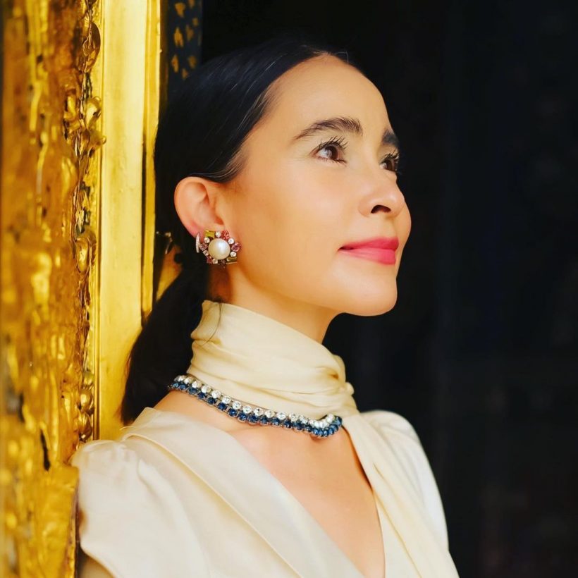 สวยไม่สร่าง!นักแสดงสาวใหญ่สวมผ้าไทยทำบุญในวัย 51 ปี