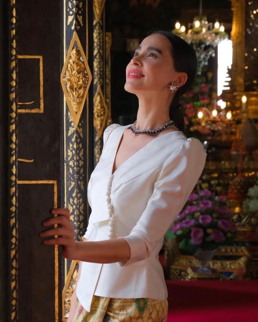 สวยไม่สร่าง!นักแสดงสาวใหญ่สวมผ้าไทยทำบุญในวัย 51 ปี