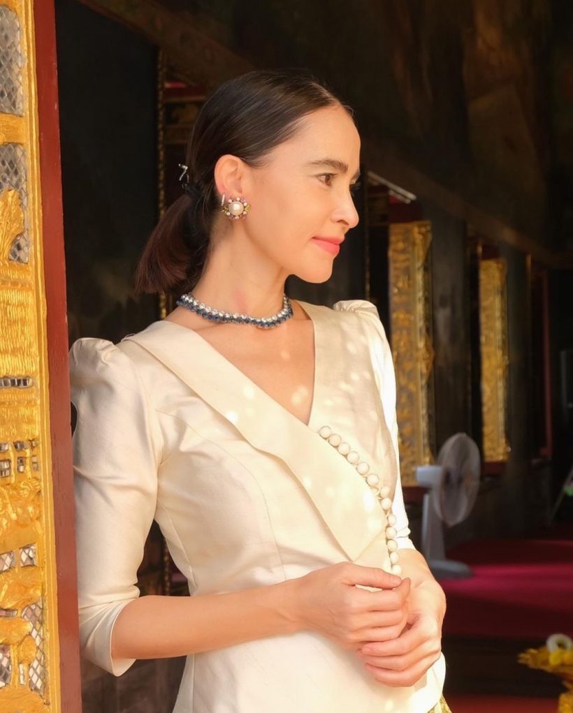 สวยไม่สร่าง!นักแสดงสาวใหญ่สวมผ้าไทยทำบุญในวัย 51 ปี