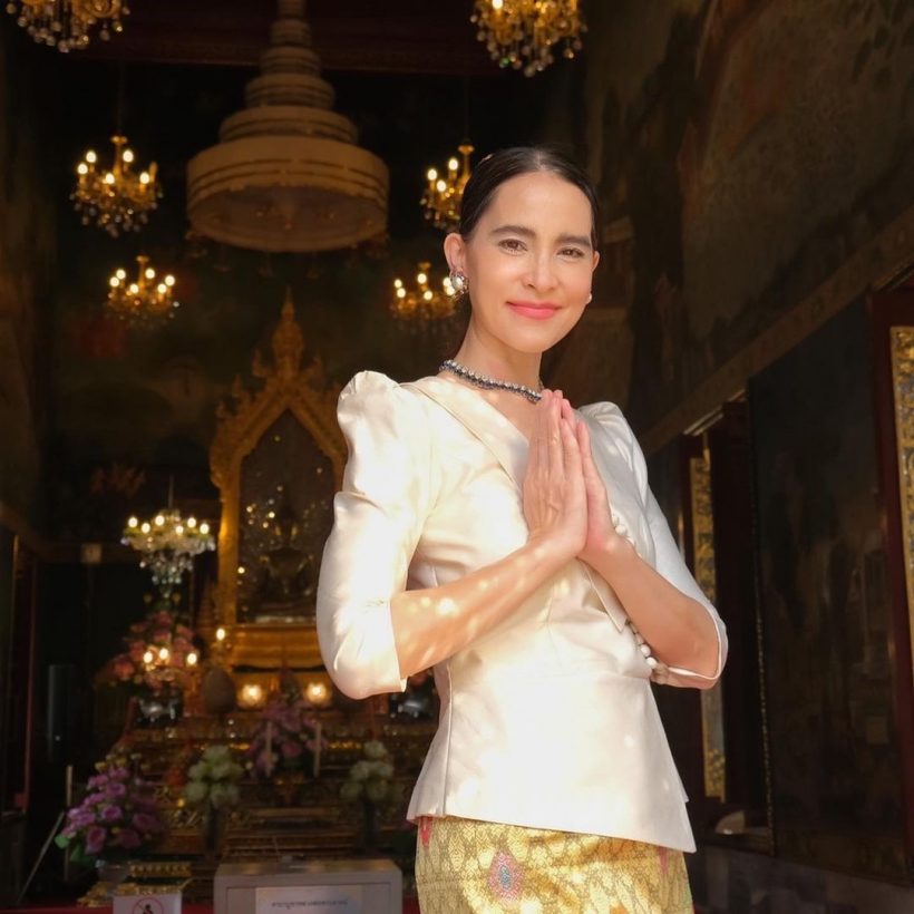 สวยไม่สร่าง!นักแสดงสาวใหญ่สวมผ้าไทยทำบุญในวัย 51 ปี