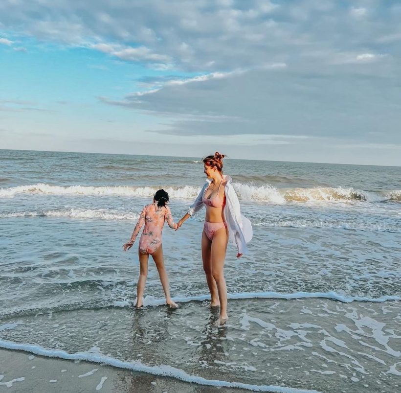 เผ็ดมาก! อดีตภรรยาพระเอก สลัดผ้าริมหาดหลังเจอข่าวเตียงหัก