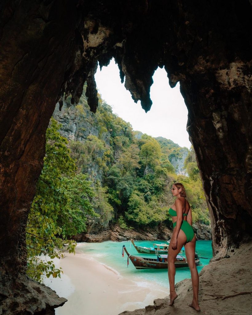 กรี๊ด! สาวคนดัง โพสต์ท่าอวดหุ่น สวยสะท้านในชุดสีเขียวเหนี่ยวใจ