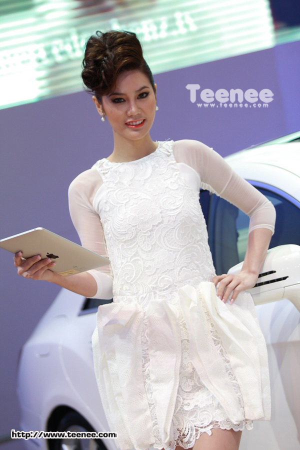 พริตตี้สาวสวยจาก "Benz"