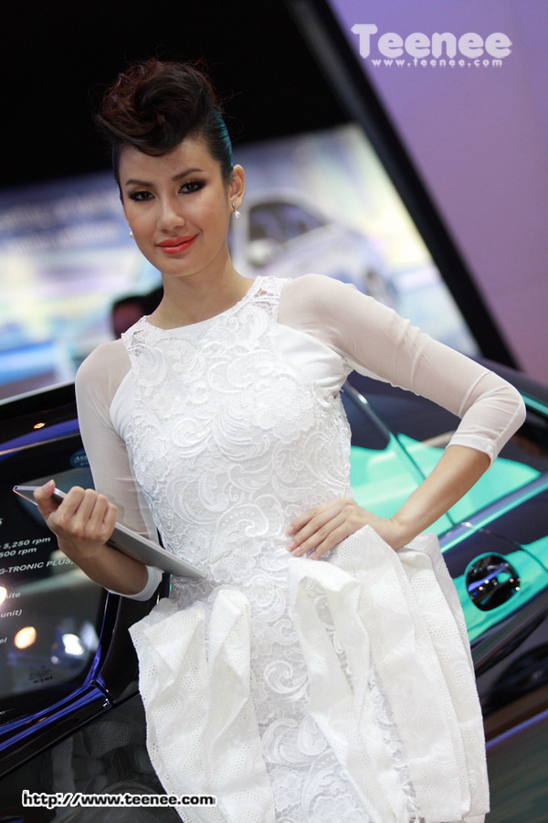 พริตตี้สาวสวยจาก "Benz"