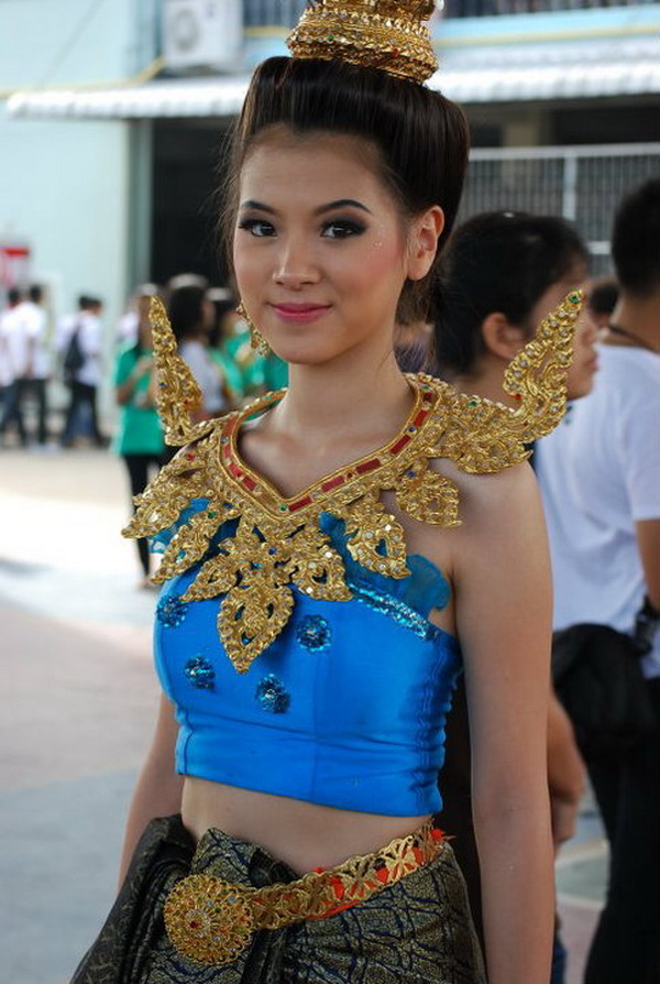 รูปใบเฟิร์นใส่ชุดไทยถือป้ายร.ร.งานกีฬาสี