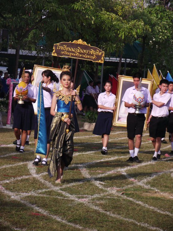 รูปใบเฟิร์นใส่ชุดไทยถือป้ายร.ร.งานกีฬาสี