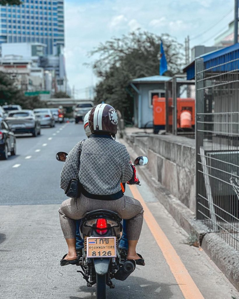 ไม่สนคนมอง! ซุปตาร์ลูกทุ่ง ใส่เเตะ-นั่งวิน ใช้ชีวิตเรียบง่ายติดดินเว่อร์