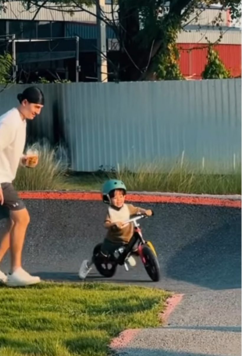 เท่แต่เด็ก! ลูกชายคู่รักดาราดัง โชว์ลีลาไถจักรยาน-เล่นสเก็ต วัย1ขวบ