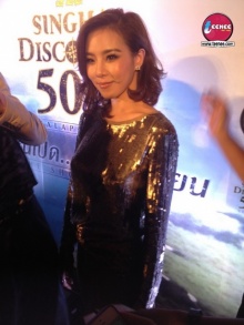 สวย สะดุดตา คริส หอวัง ในชุดเลื่อมสีทอง 