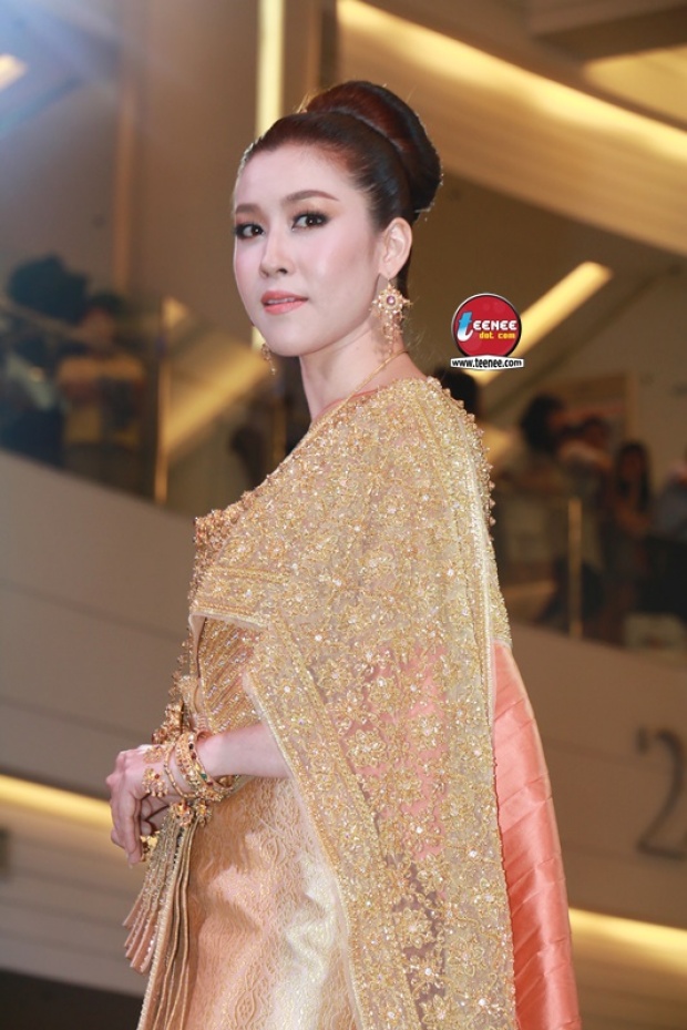 หาดูยาก!! เชียร์ ฑิฆัมพร ในชุดไทยสวยมว๊าก 