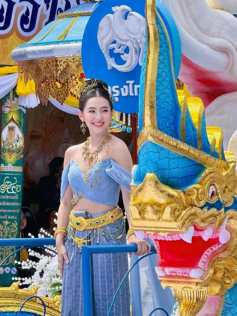 เบลล่า ราณี สวยยิ้มหวาน ร่วมขบวนแห่เทียนพรรษาเมืองอุบลฯ