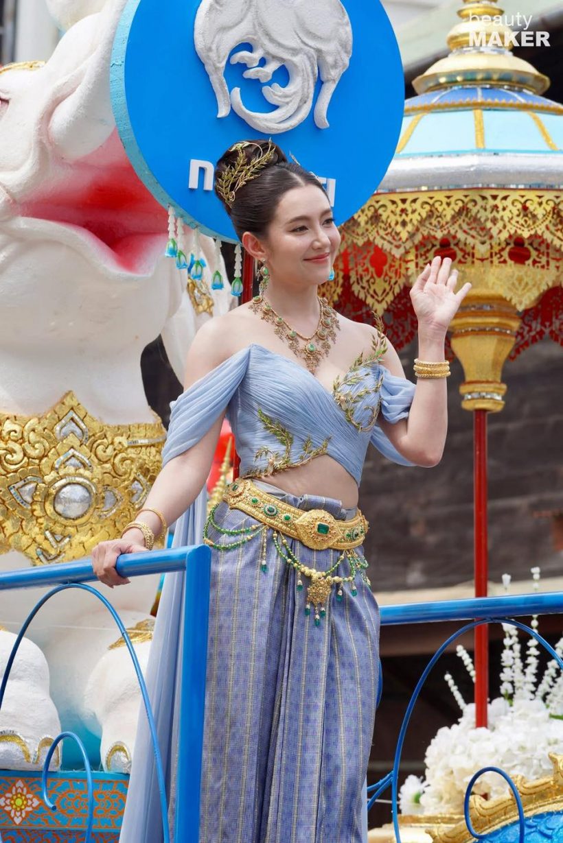 เบลล่า ราณี สวยยิ้มหวาน ร่วมขบวนแห่เทียนพรรษาเมืองอุบลฯ