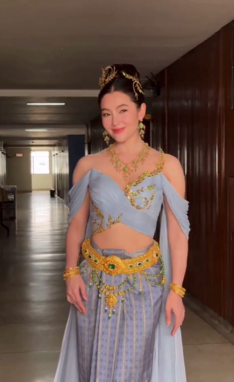 เบลล่า ราณี สวยยิ้มหวาน ร่วมขบวนแห่เทียนพรรษาเมืองอุบลฯ