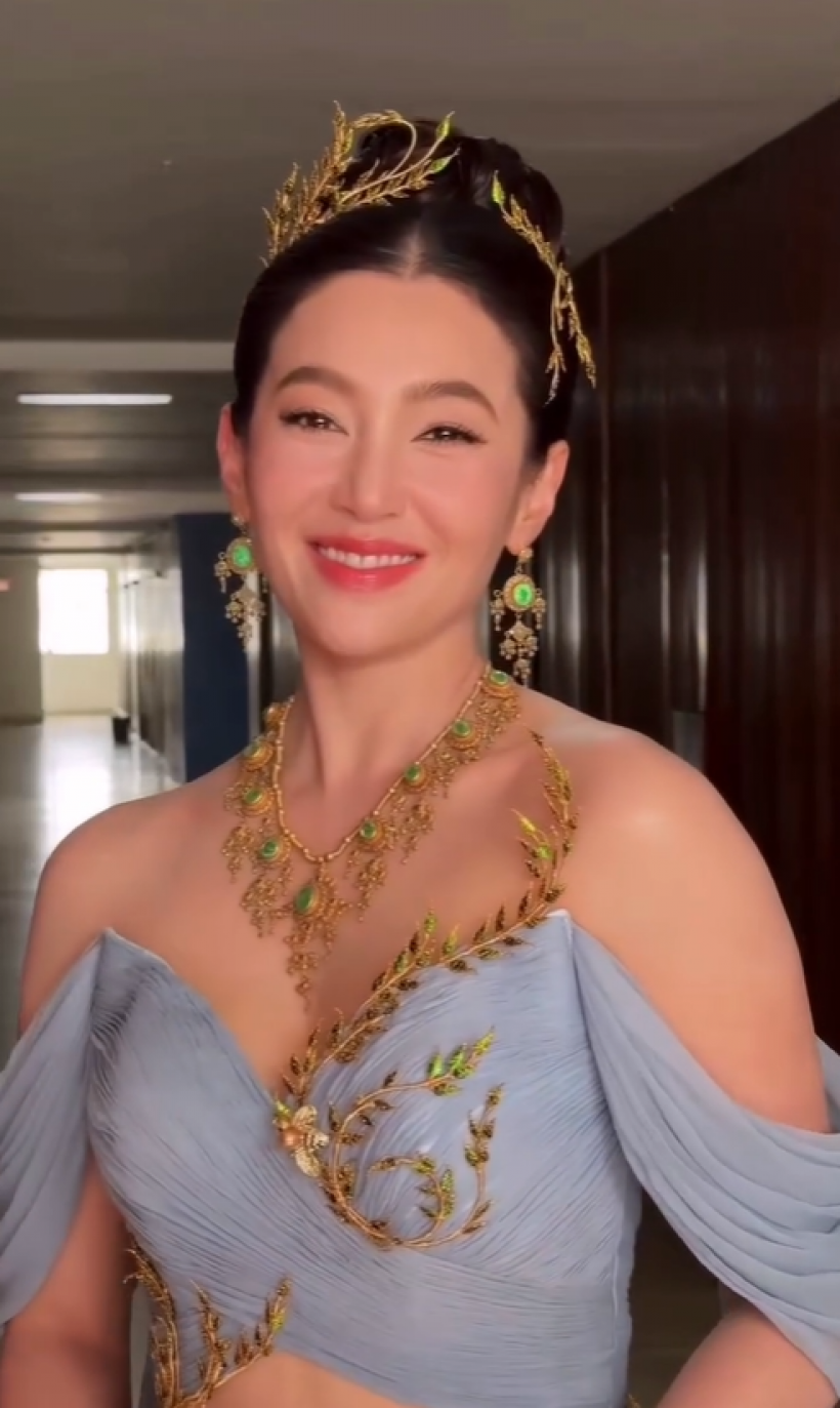 เบลล่า ราณี สวยยิ้มหวาน ร่วมขบวนแห่เทียนพรรษาเมืองอุบลฯ