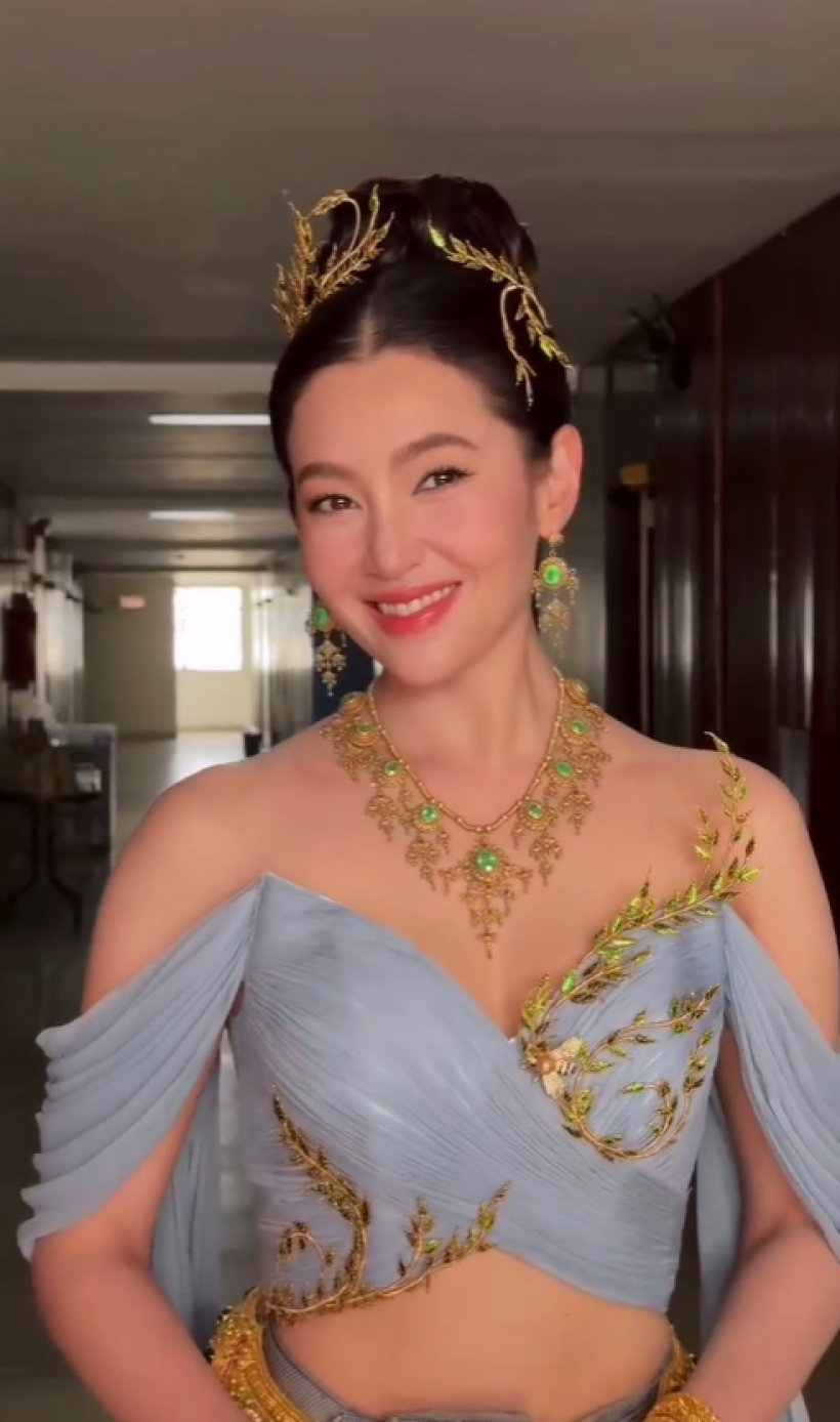 เบลล่า ราณี สวยยิ้มหวาน ร่วมขบวนแห่เทียนพรรษาเมืองอุบลฯ