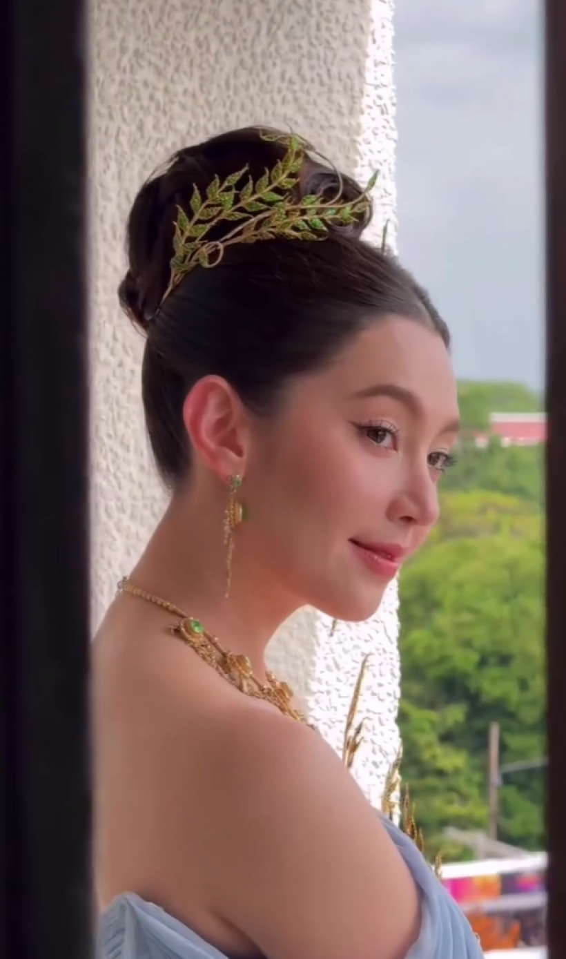 เบลล่า ราณี สวยยิ้มหวาน ร่วมขบวนแห่เทียนพรรษาเมืองอุบลฯ