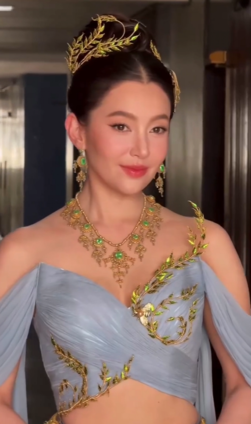 เบลล่า ราณี สวยยิ้มหวาน ร่วมขบวนแห่เทียนพรรษาเมืองอุบลฯ