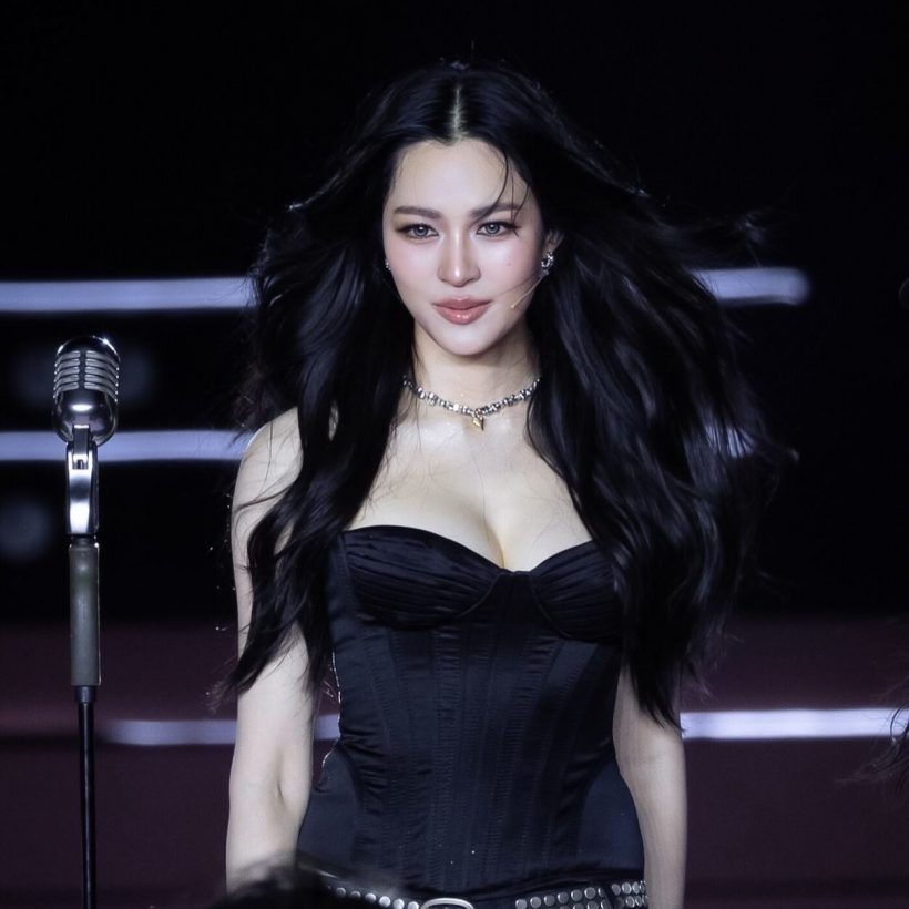 สวยกินคน! หลิงหลิง ลุคนี้จึ้งเกินเบอร์ ทำสนามบอลไฟลุก