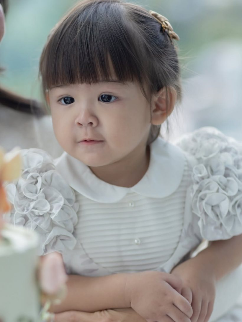 พี่ๆใจละลาย! ภาพล่าสุดน้องเรเน่ สวยถอดเเบบคุณเเม่มาเป๊ะ