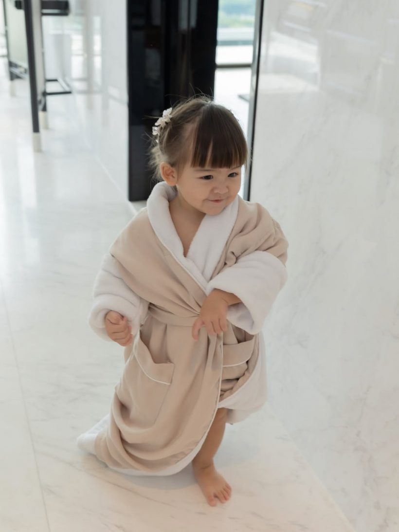 พี่ๆใจละลาย! ภาพล่าสุดน้องเรเน่ สวยถอดเเบบคุณเเม่มาเป๊ะ