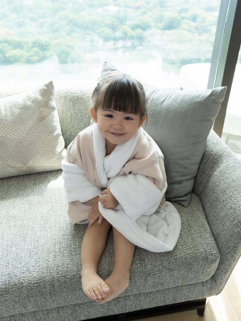 พี่ๆใจละลาย! ภาพล่าสุดน้องเรเน่ สวยถอดเเบบคุณเเม่มาเป๊ะ