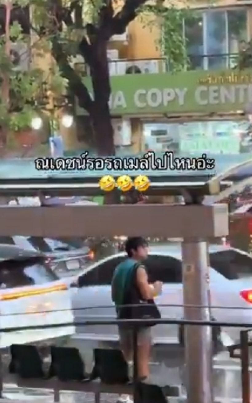 ณเดชน์ทุกที่มีอยู่จริง! ล่าสุดเจอกินลูกชิ้นที่ป้ายรถเมล์