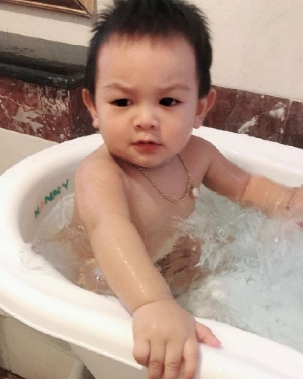 อัพเดตพัฒนาการ น้องลีออง ลูกชายคนเล็ก เสก โลโซ ยิ่งโตยิ่งคูลยิ่งเท่ห์