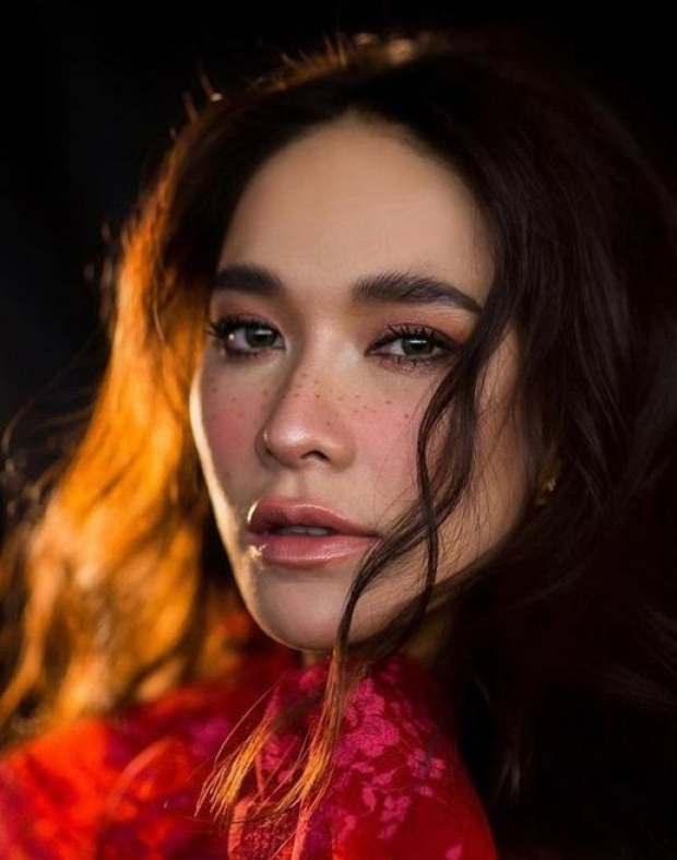 พลอย เฌอมาลย์ สวยสะกดทุกสายตาในชุดสีแดง เฉิดฉายบนรันเวย์  Elle fashion week 2018