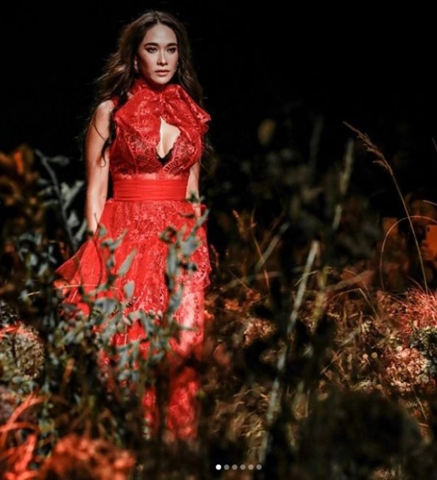 พลอย เฌอมาลย์ สวยสะกดทุกสายตาในชุดสีแดง เฉิดฉายบนรันเวย์  Elle fashion week 2018